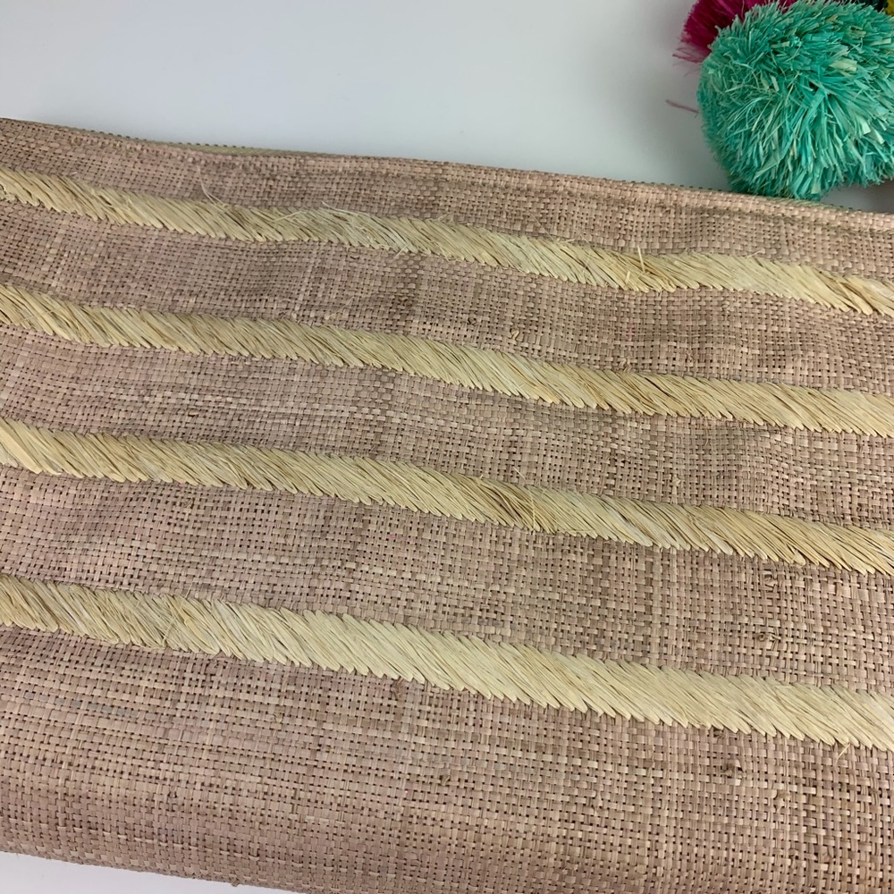 Vineyard Vines Woven Straw Clutch Pom Pom NWT Tan - Picture 5 of 8